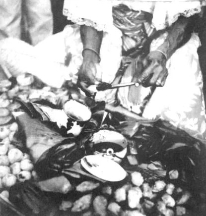 Baiana preparando um acarajé